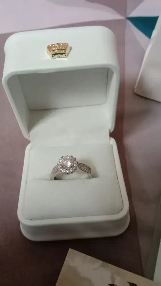 Cincin cantik berkilau