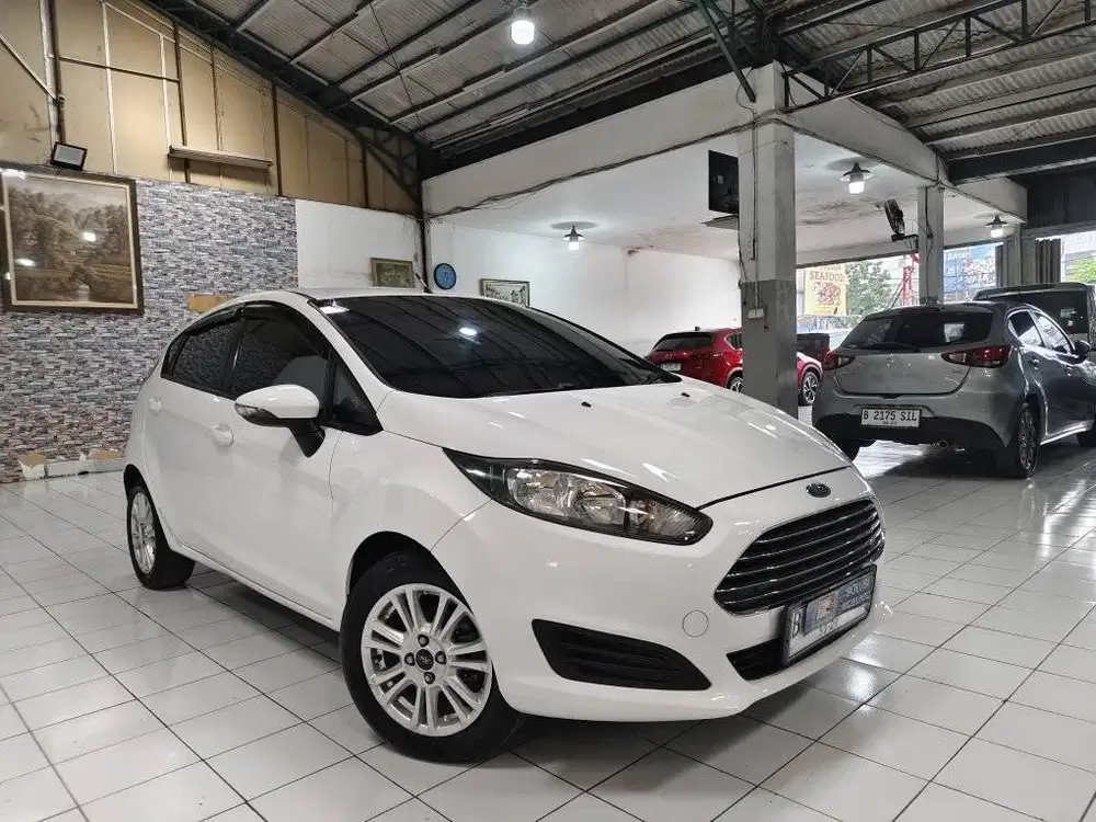 Ford FIESTA TREND 1.5 Bensin AT 2014 Putih