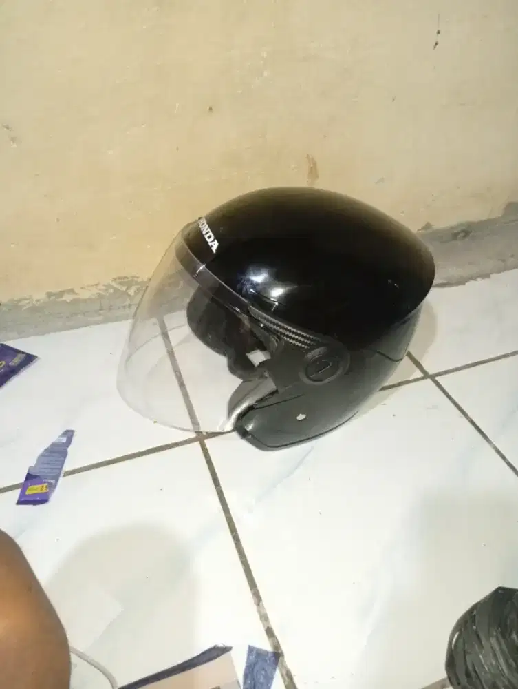 Helm honda. Ukuran L udh ada moncong blakang