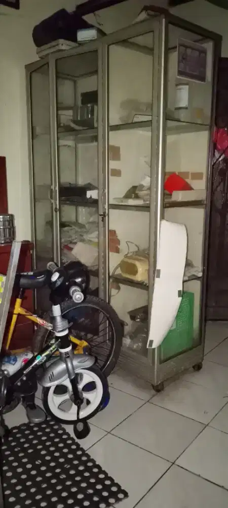 Etalase Lemari Medis