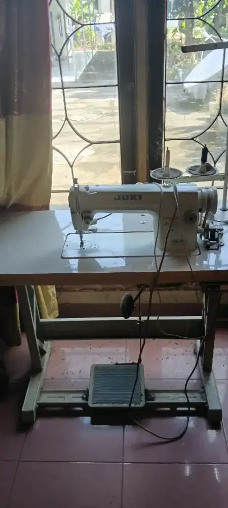 Mesin jahit JUKI
