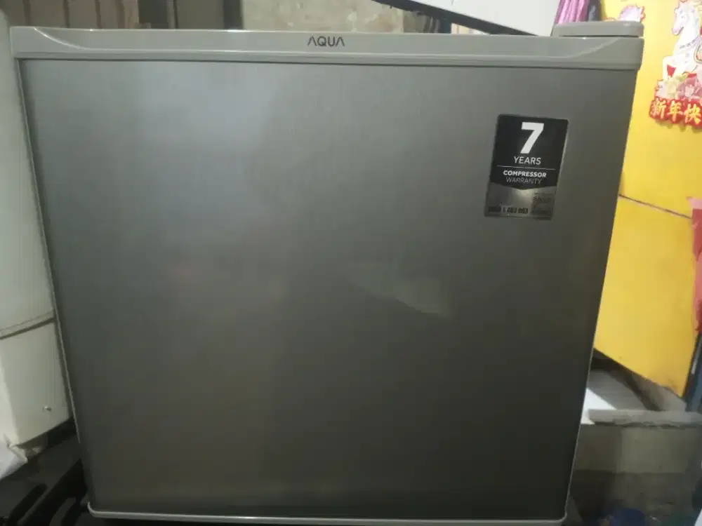 Kulkas mini merek Aqua