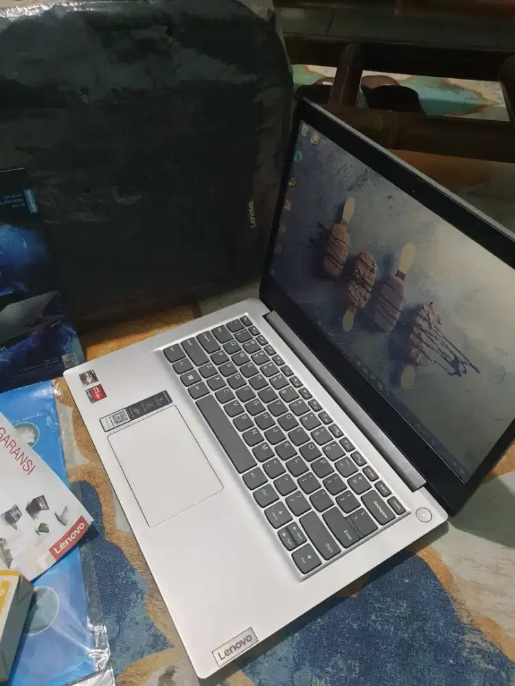 Laptop lenovo slim 3 ryzen mewah siapa cepat