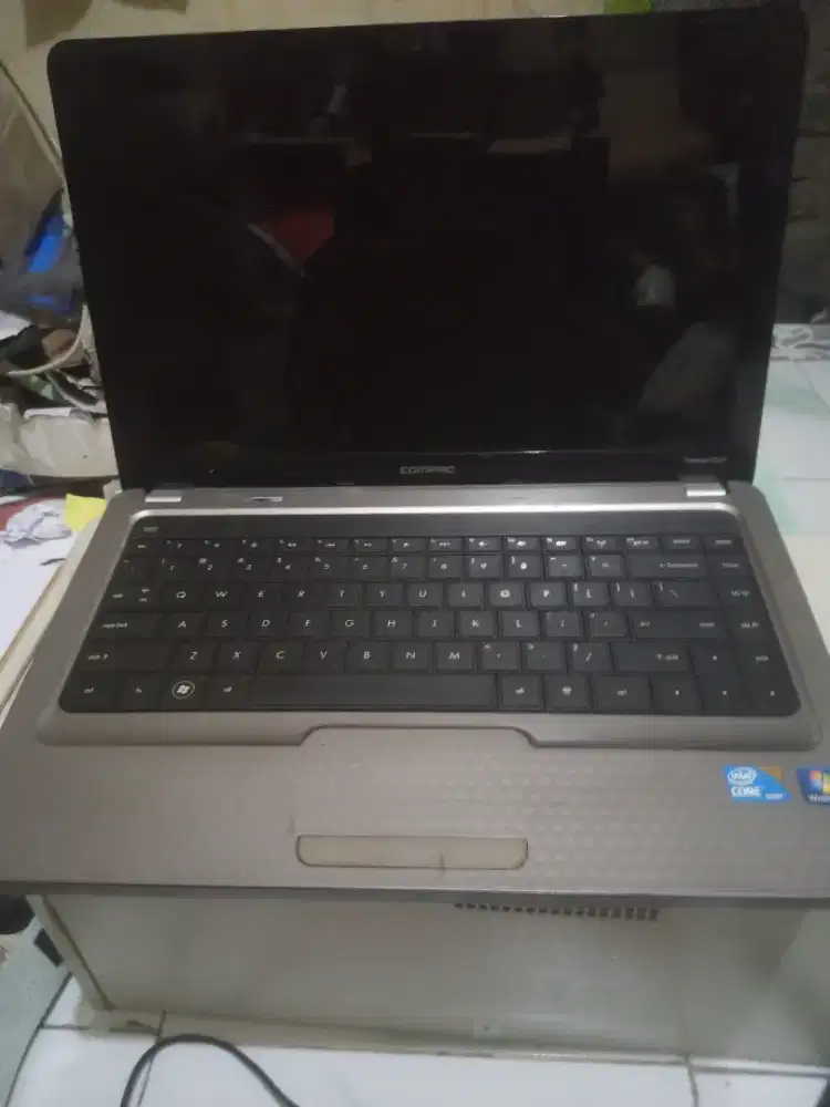 Laptop Compaq core i3 mati HD320GB+ram DDR3 2GB