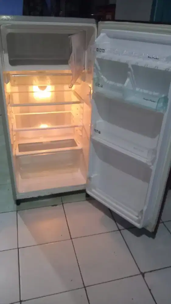 Dijual kulkas 1pintu POLYTRON RAK LENGKAP KONDISI NORMAL NEGO TIPIS