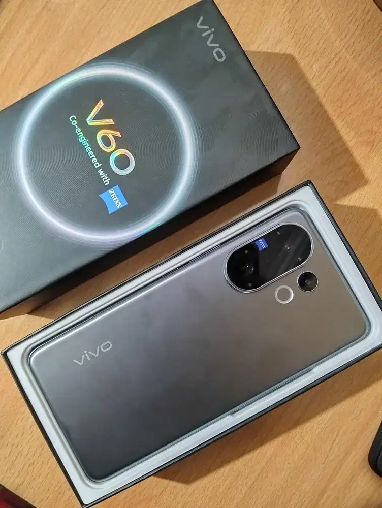 VIVO V60 5g 12/256gb