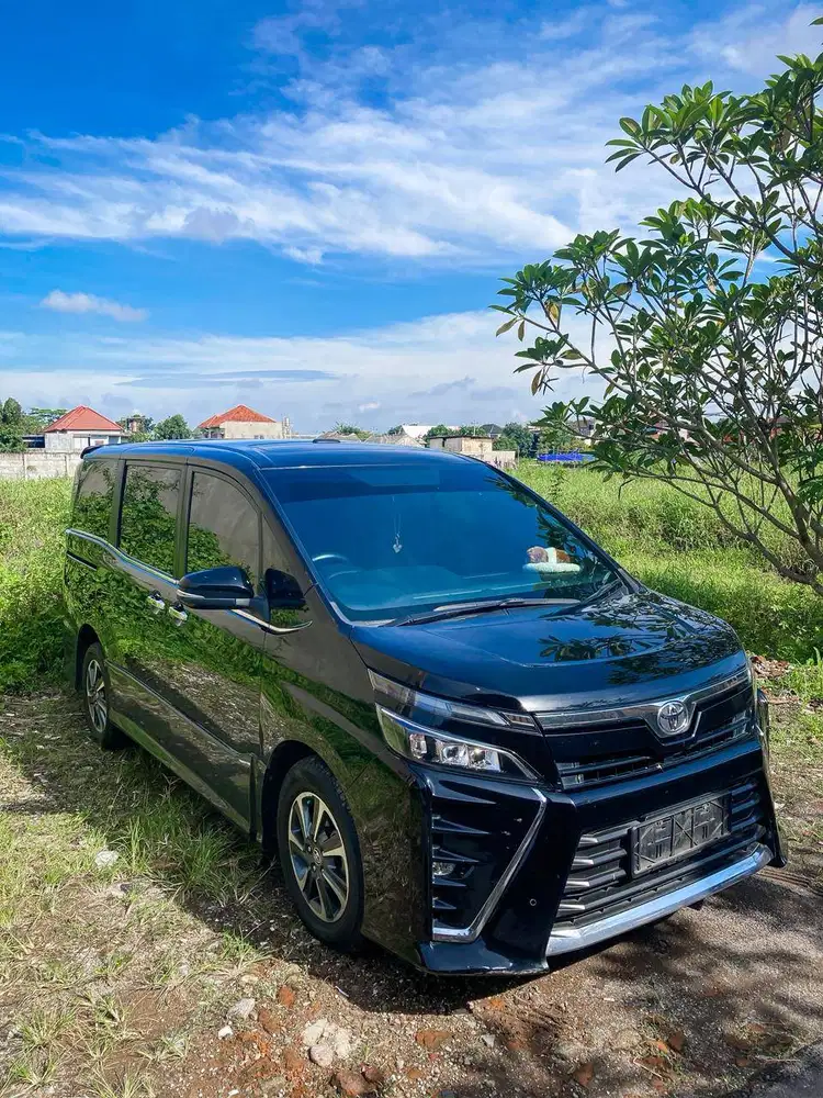 TOYOTA VOXY 2.0 AT 2020 BEKAS SURAKARTA