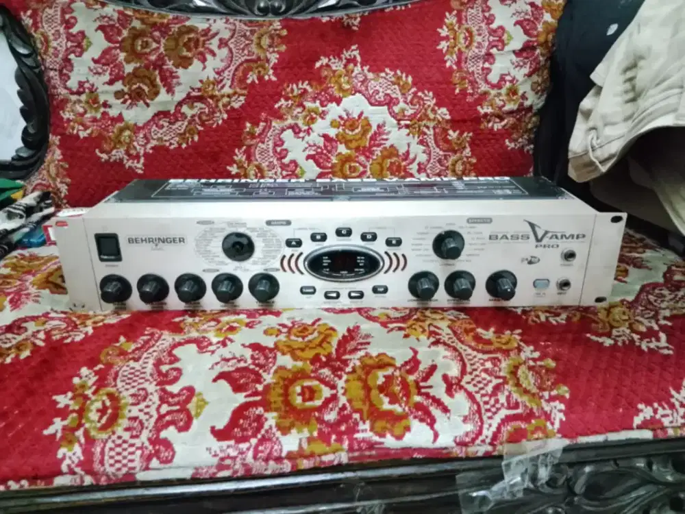 Behringer Bass V Amp rack