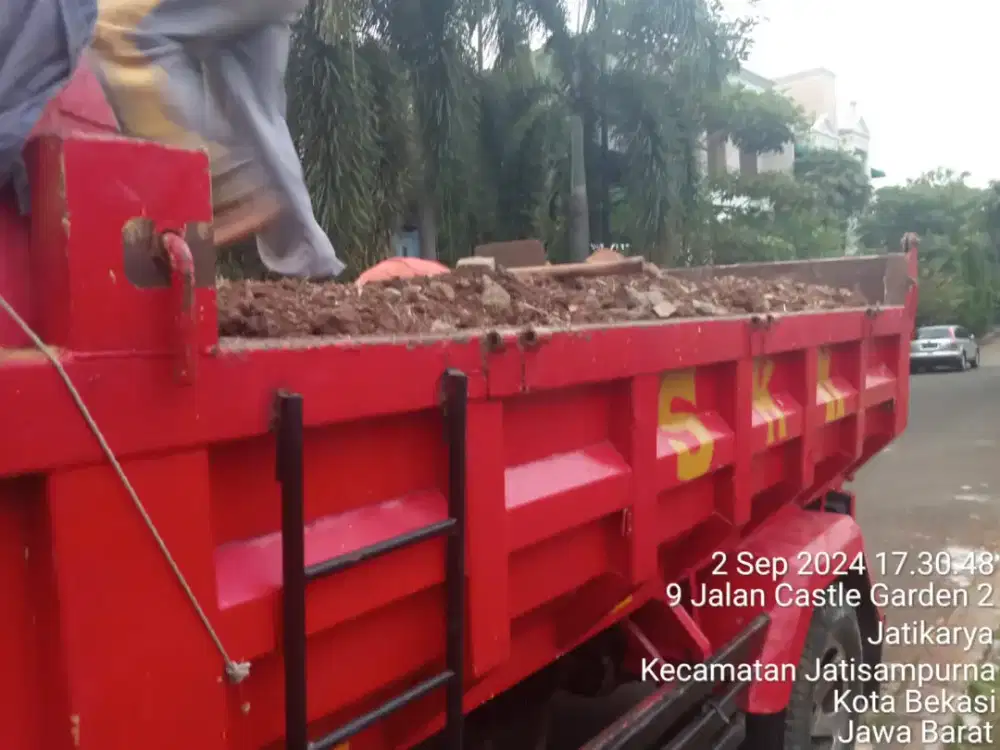 Urug tanah campur angkut puing bangunan