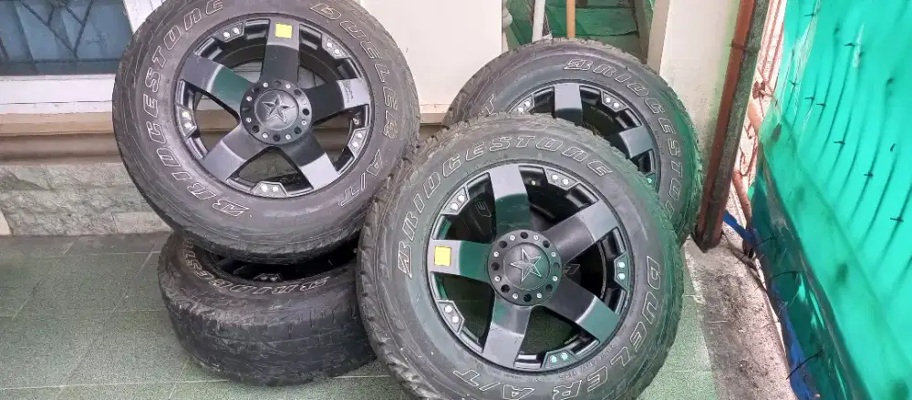 Dijual Velg beserta Ban.