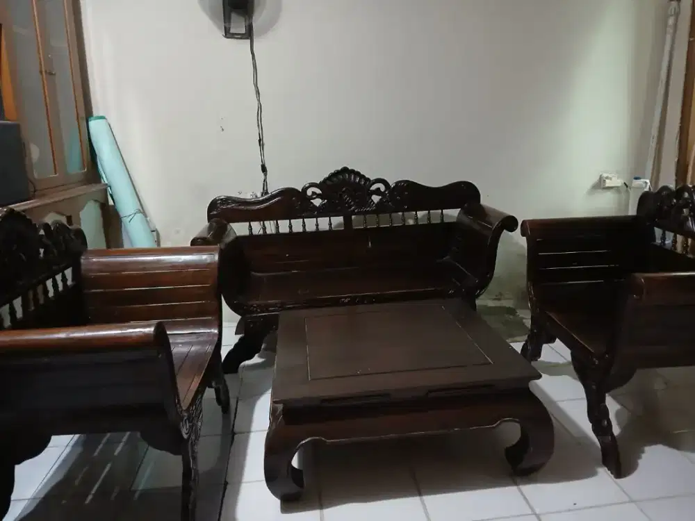 1 Set Bangku dan Meja Kayu Jati.