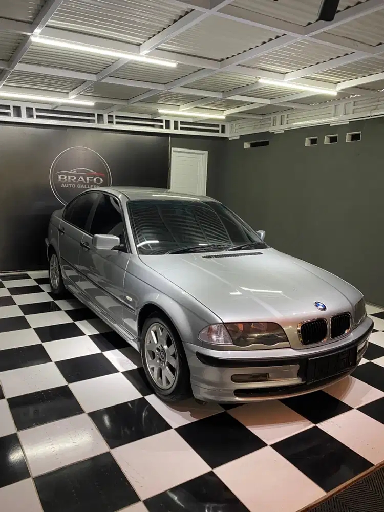 BMW 318i 2002 Bensin