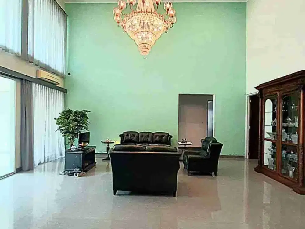 rumah dalam komplek 2 kilometer ke stasiun MRT lebak bulus bentuk tanah kotak, hadap tenggara,jakarta selatan