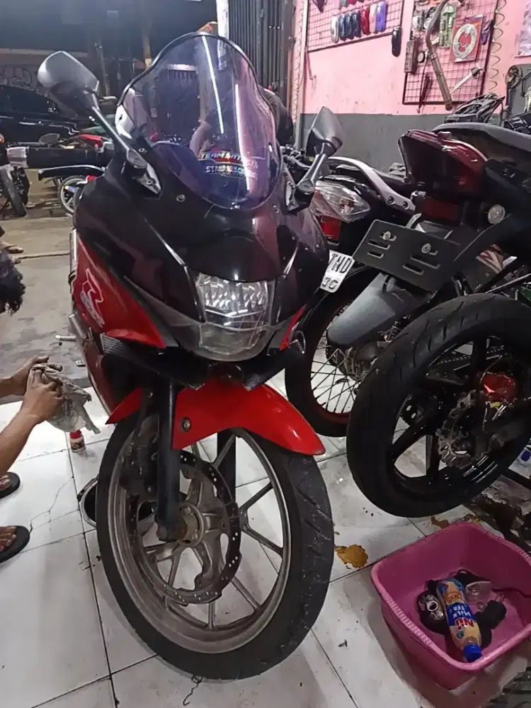 GSX R150 (NYARI TT AN KE R15 V3)