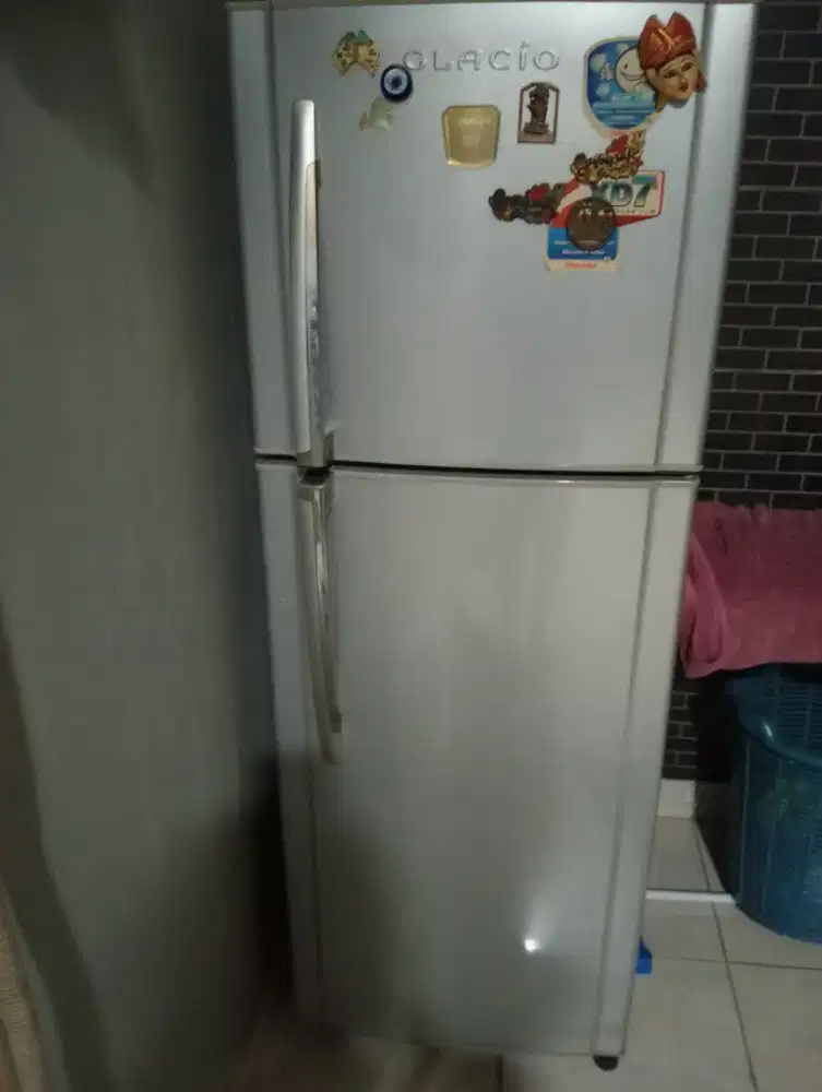 Kulkas 2 pintu Toshiba Glacio