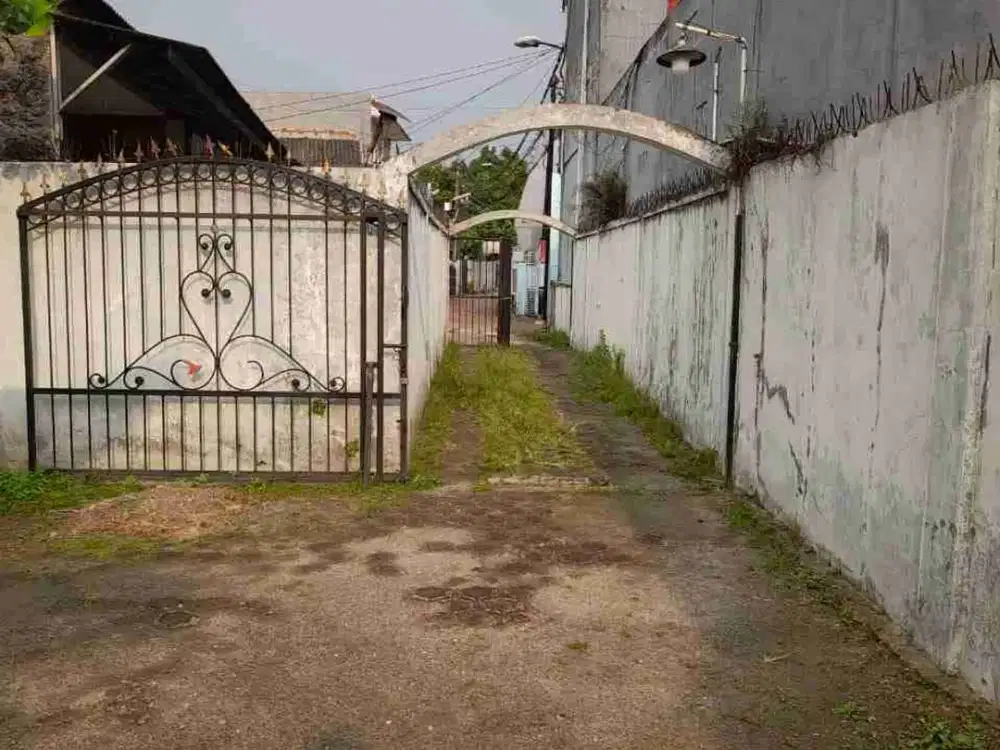 Di jual butuh rumah bgus Denga ukuran tanah pekarangan dan halan luas Lokasi peninggilan Ciledug Tangerang kota