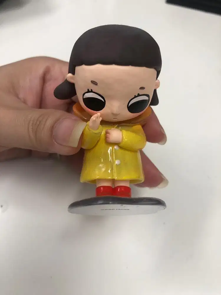 Popmart figure nyota kuning