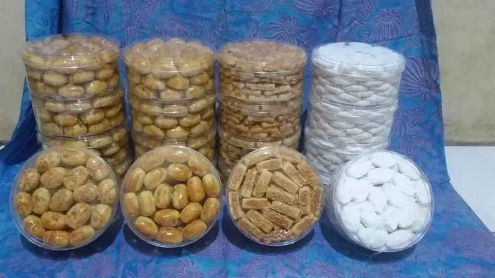 sedia cemilan risol dan kue