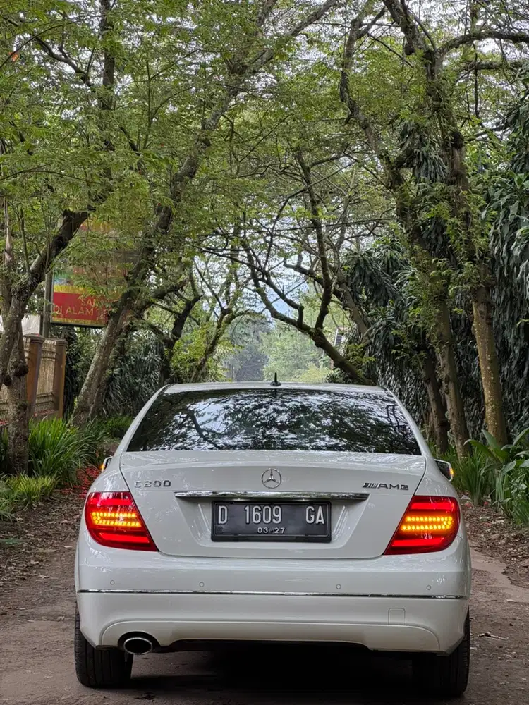 Mercedes Benz C200 CGI AVANTGARDE Tahun 2012 Rare Putih