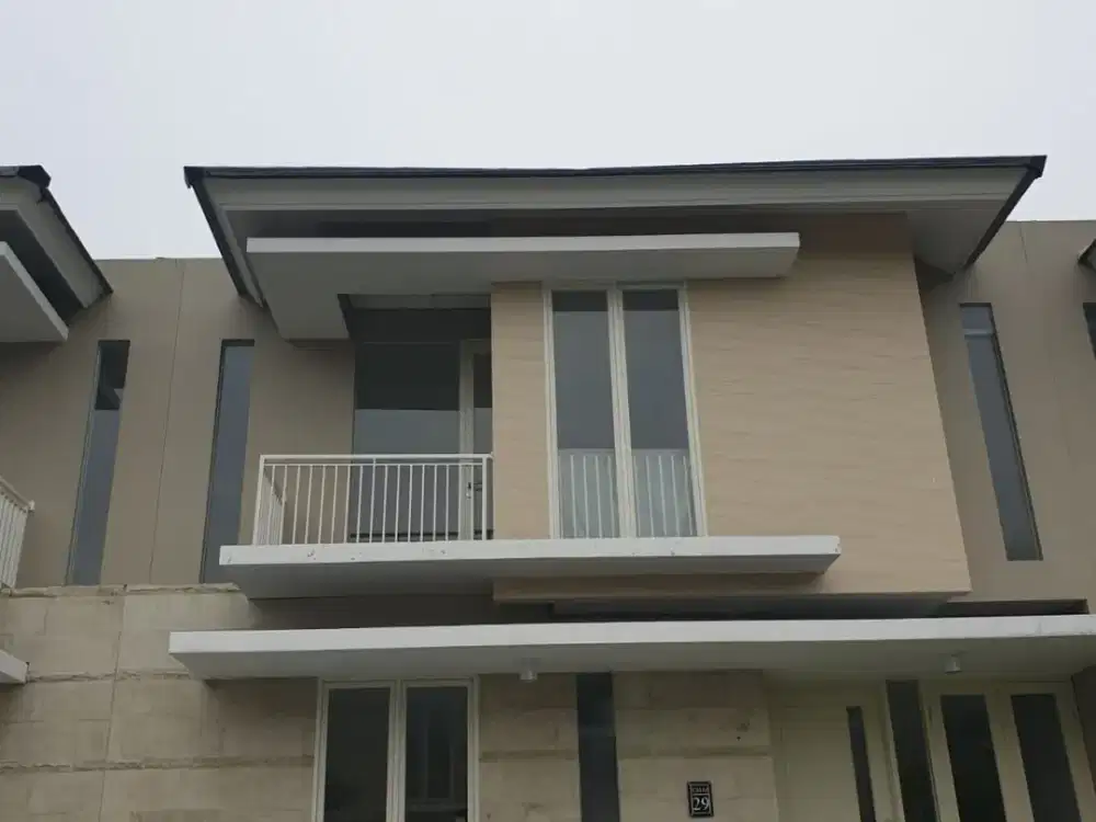 DISEWAKAN !!! Rumah Baru Kosongan Perumahan Greenlake Citraland Surabaya Barat