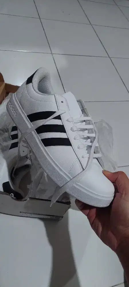 Sepatu Adidas tennis