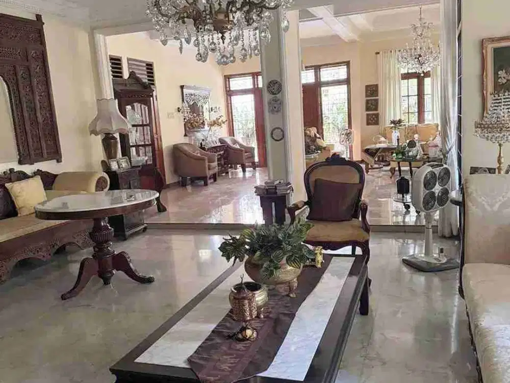 Dijual Rumah Bagus dengan Nuansa Semi Klasik di Tomang, Grogol Petamburan, Jakarta Barat