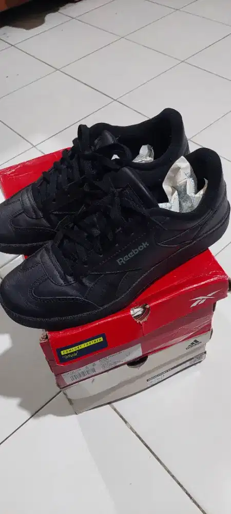 Sepatu Reebook hitam