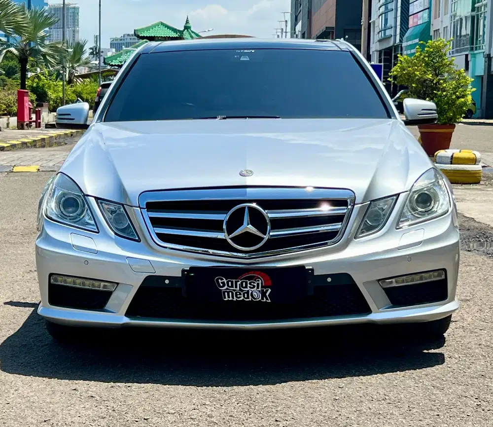 Mercedes Benz Mercy E300 E 300 CBU Pano 2010 Antik Low Km Murah Bekas