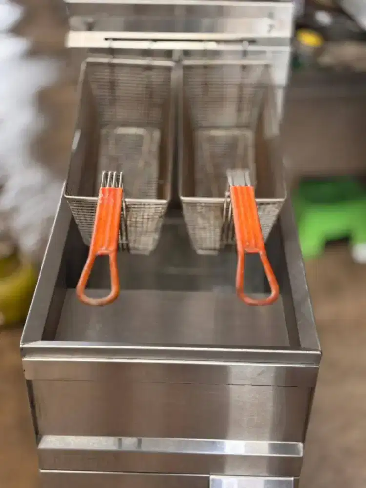 DEEPFRYER GAS/ Deep Fryer 

Merk Nayati
Model GFE/40 C
4 burner