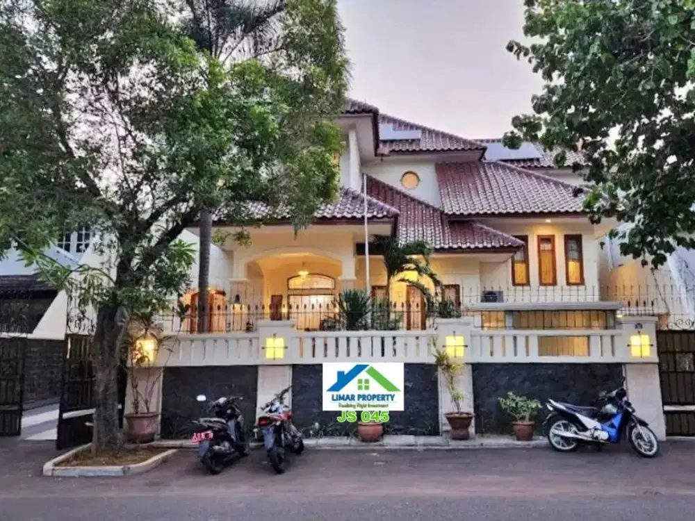 Rumah Mewah 3 Lantai dengan Private Pool, Lokasi Cozy Kebayoran Baru, Jakarta