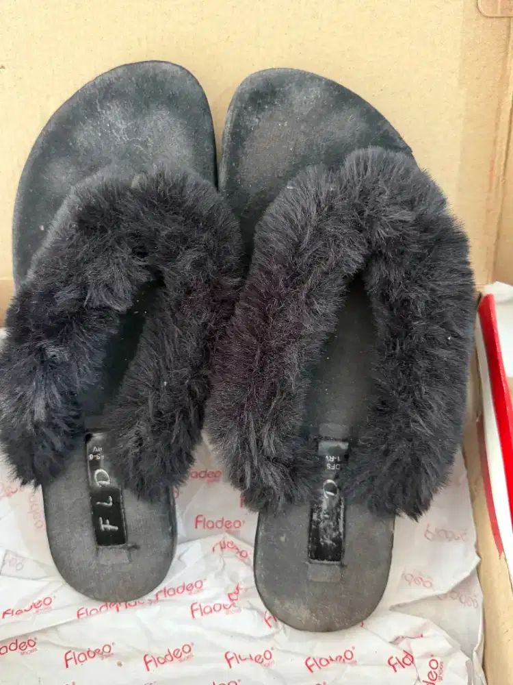 FOR SALE Preloved Sandal Bulu Fladeo Ori Size 38