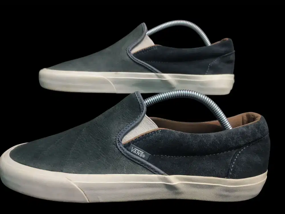 Sepatu kulit slop Vans