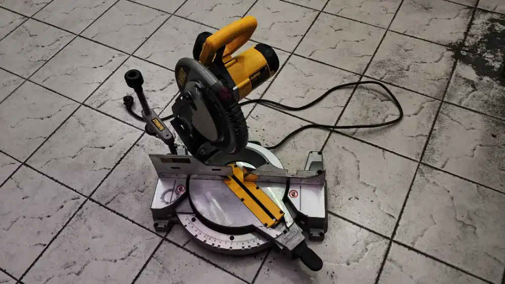 Mesin Mitter Saw Dewalt DW 713
