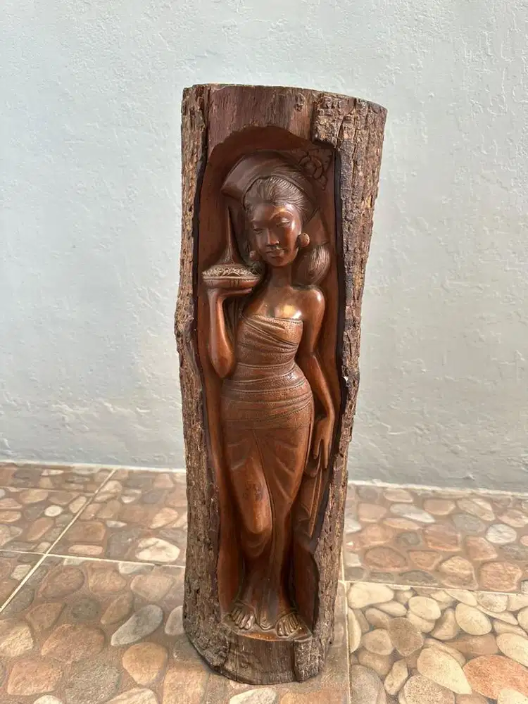 Patung Kayu ukiran wanita umur 70 tahun