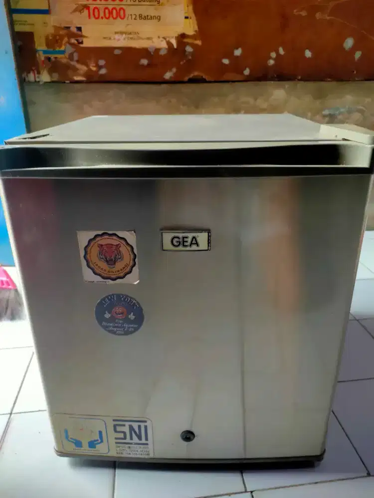 KULKAS MINI GEA RS 06DR SILVER,