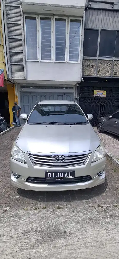 Innova 2011 captain seat matic