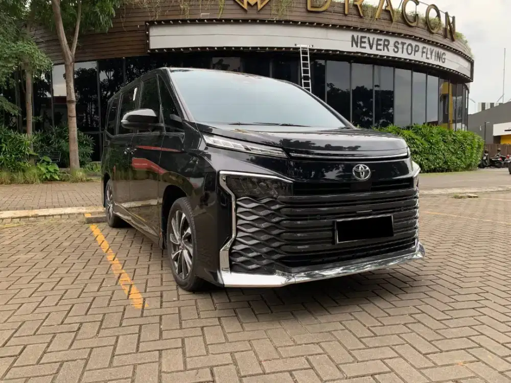 TOYOTA VOXY 2.0 AT 2023 HITAM, KM 44RB