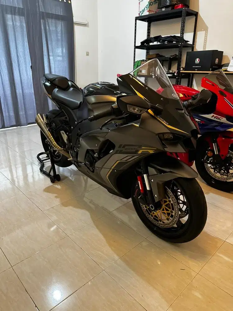 Kawasaki ZX10R 2023 grey limited