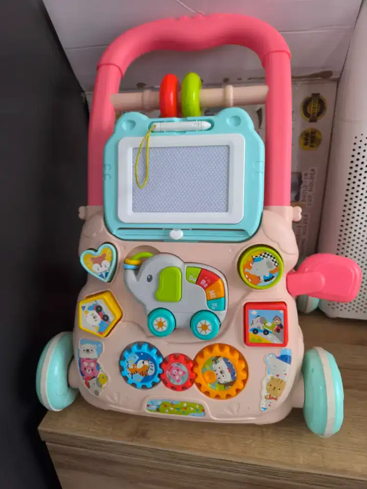 Baby Walker dan mainan cerdas warna pink