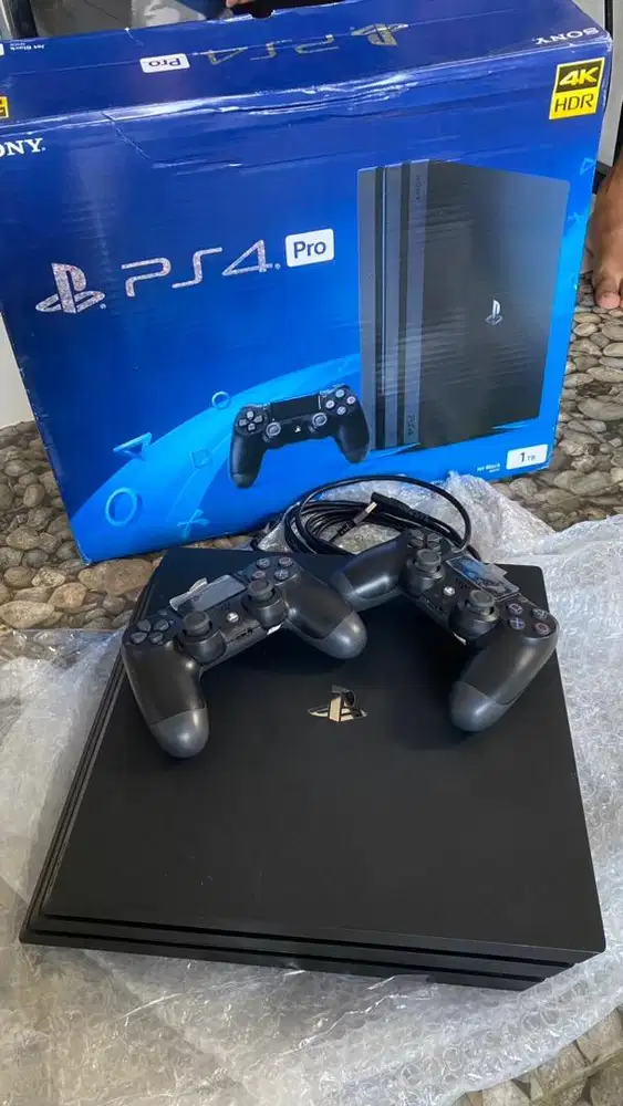 Playstation 4 pees 4