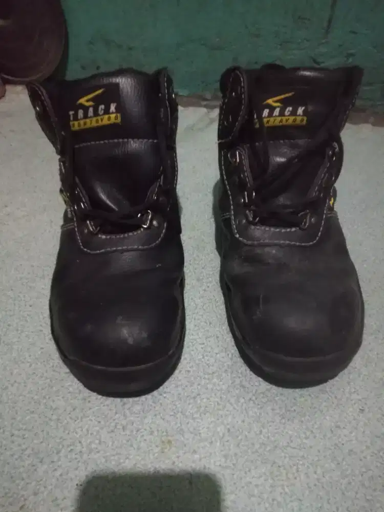 Sepatu track pria dewasa