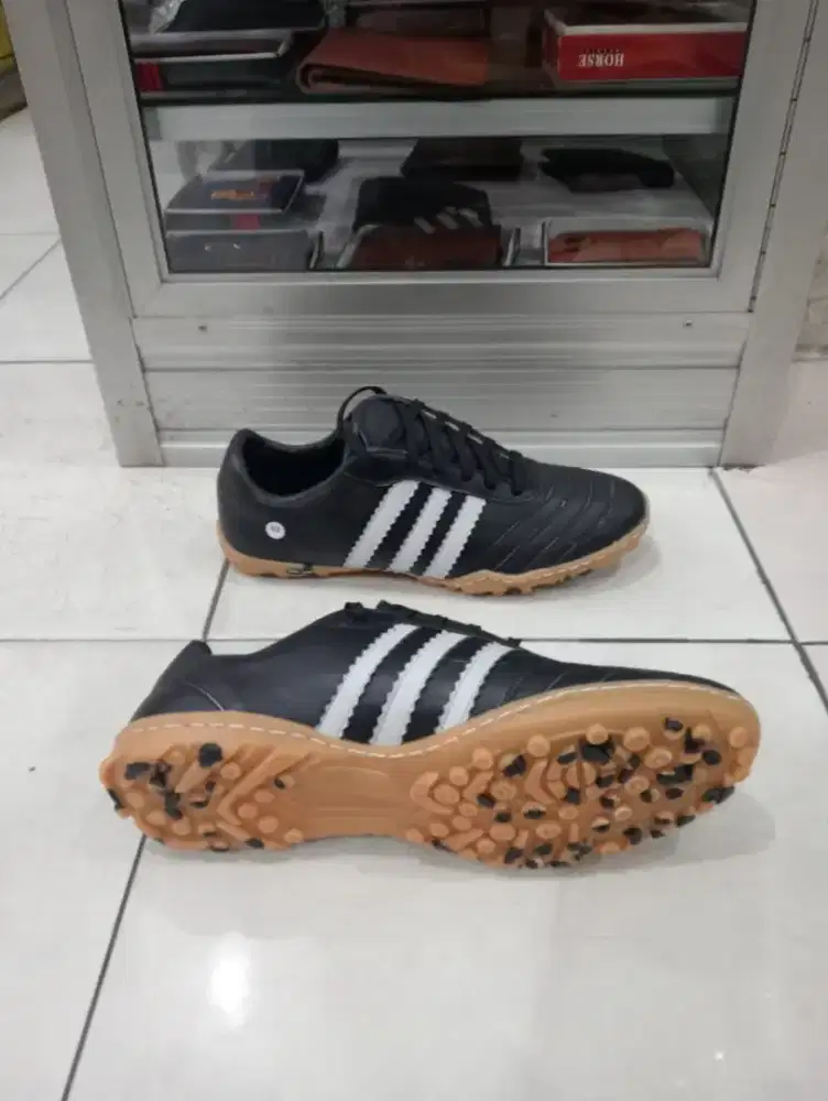 Sepatu bola kulit asli murah