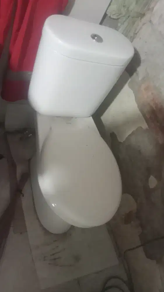 Keloset duduk merek Toto model baru