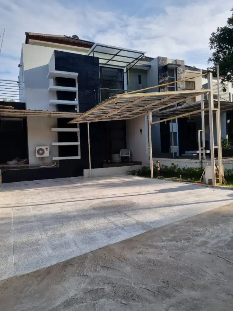 Dijual murah rumah 3 lantai siap huni dikawasan elite Dago pakar