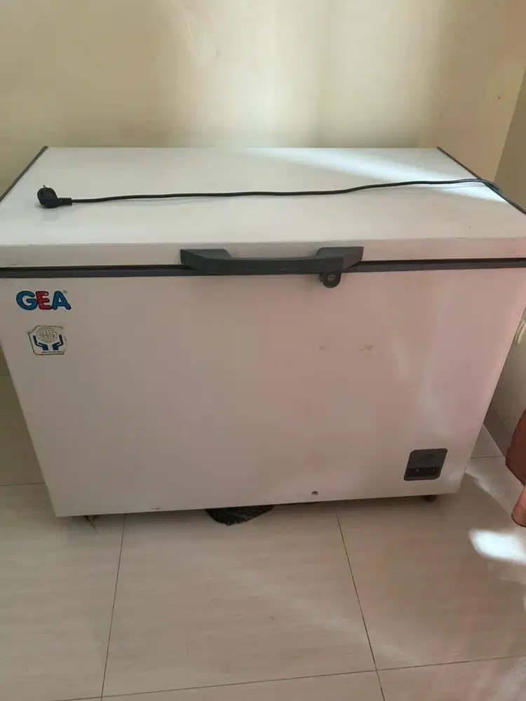 Di jual second Frezeer box merk gea 300 liter