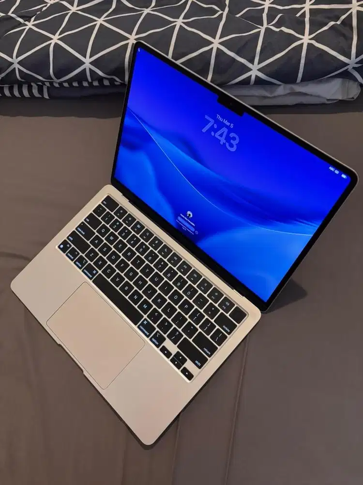 MacBook Air M2 256GB Starlight Beli Feb25