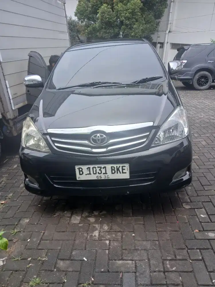 Toyota kijang innova g lux matic tahun 2010 hitam