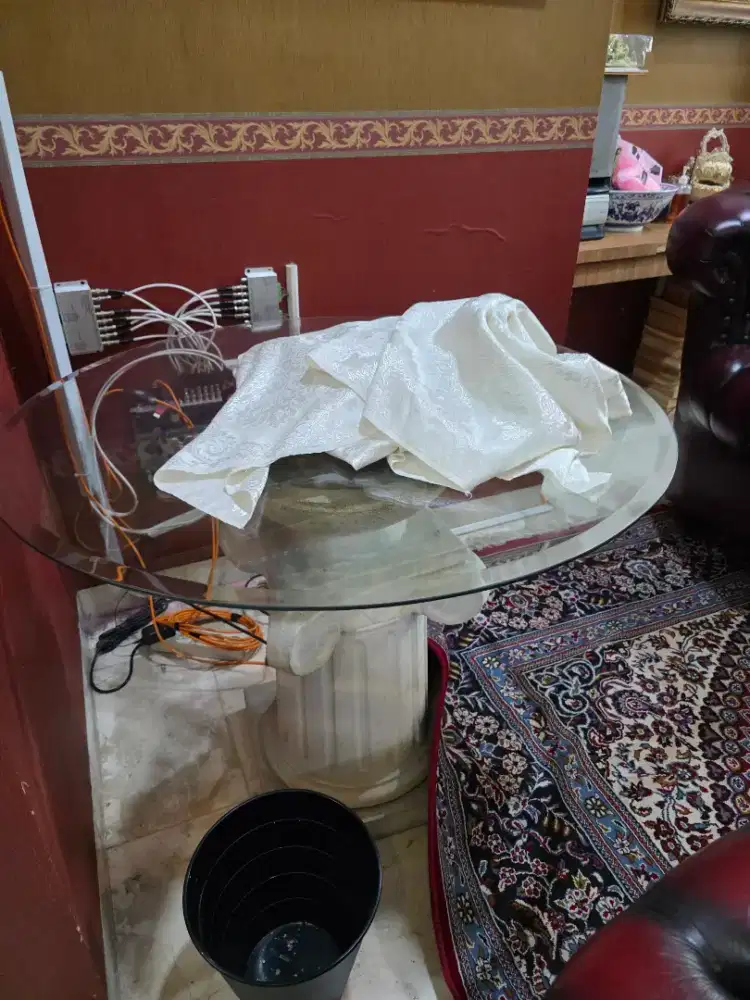 meja kaca besar