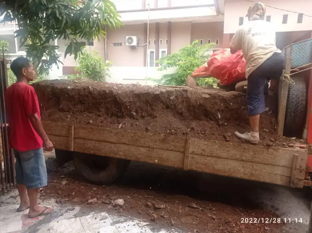 Urug angkut puing bangunan tanah campur