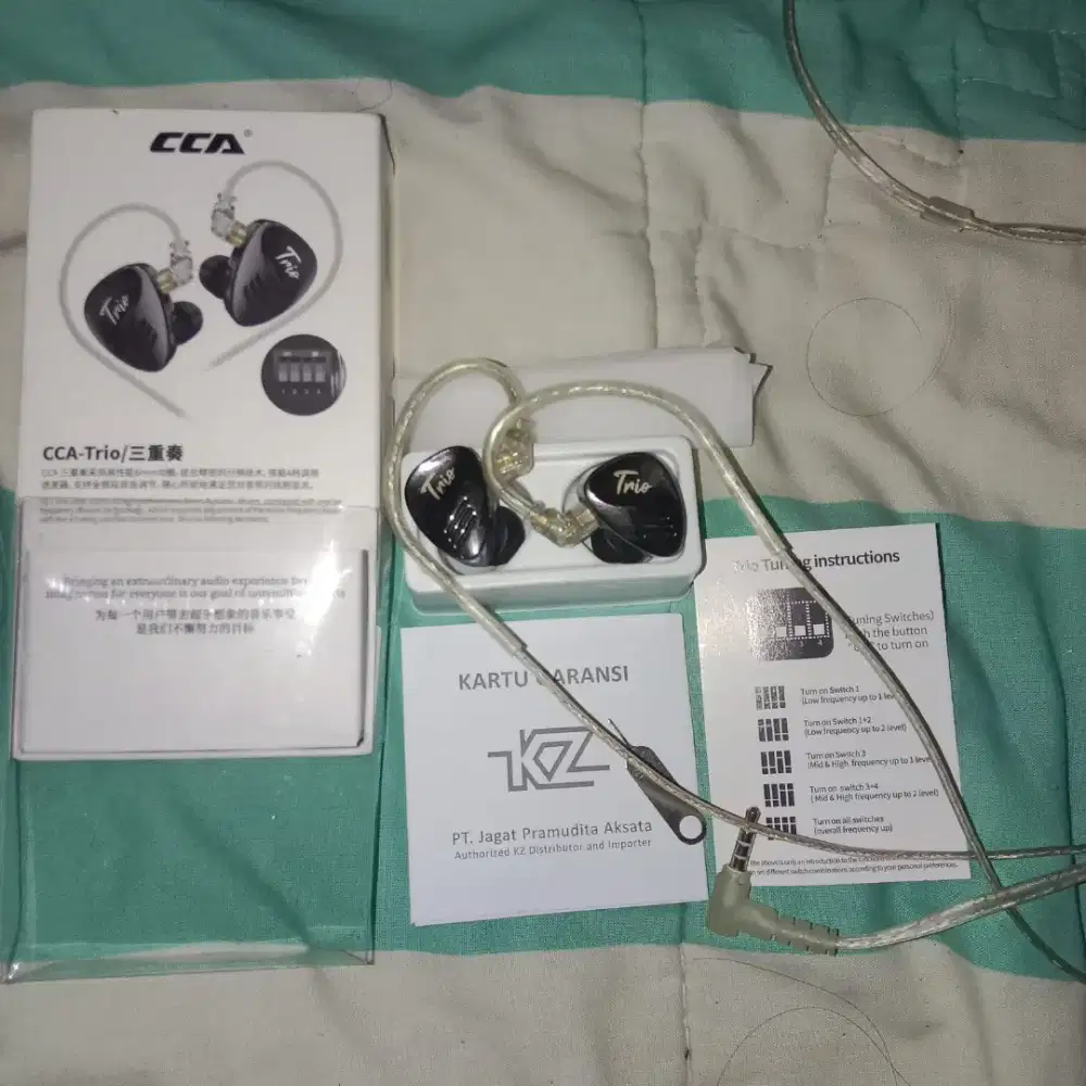 Headset ( IEM CCA Trio
)